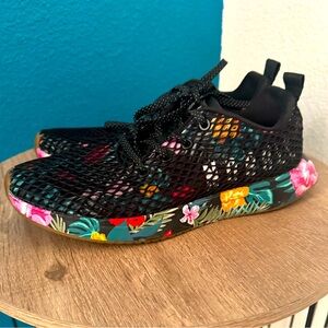 FLORAL MESH RUNNER